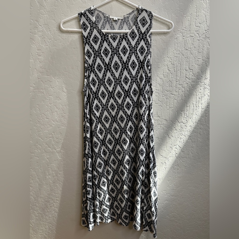 Socialite Sleeveless Geometric Print Shift Dress (Black and White)